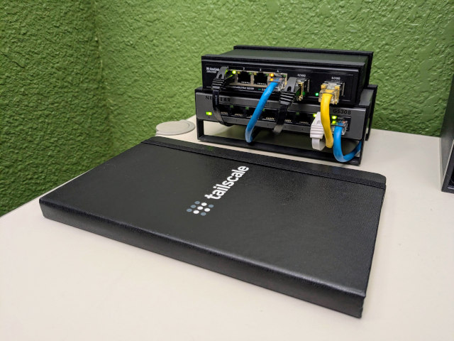 My MokerLink 4-port 2.5-gigabit ethernet switch in its 3D-printed stand