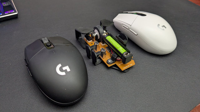 The skeletal fake G304 next to a real Logitech G305 and a fake Logitech G304